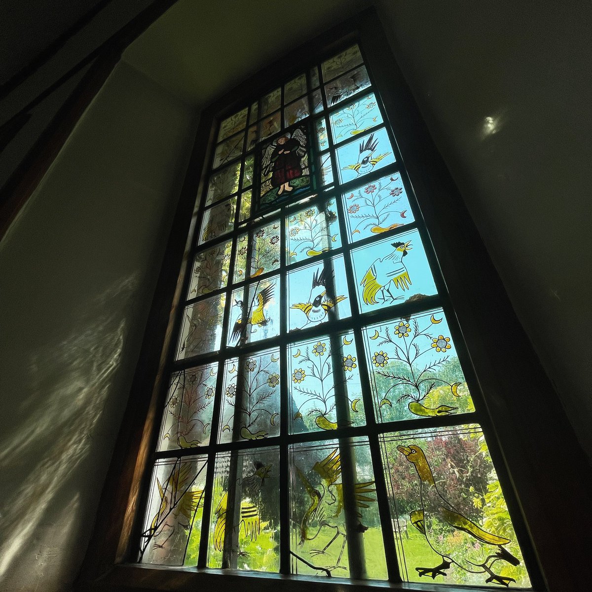 RedHouseNT's tweet photo. Bank Holiday sun streaming through windows hand painted by William Morris and Philip Webb 🦆

#bankholiday #williammorris #philipwebb #architecture #windows #stainedglass #stainedglasswindow #birds #ducks #artsandcrafts #ntloveslondon #nationaltrust https://t.co/WNXdNNcb8X