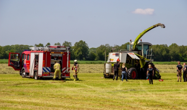 Brandweer blust brand in hakselaar Schoonebeek - ..