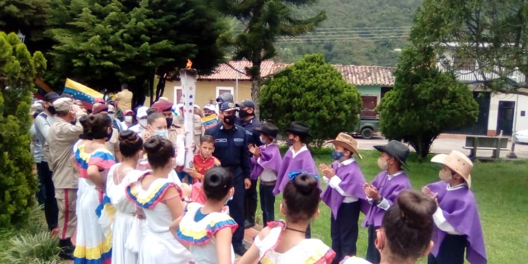 Misionrstachira's tweet photo. #Táchira 🔥🇻🇪| Así transcurrió el recibimiento de la #AntorchaBicentenaria en el Mcpio Francisco de Miranda, dónde nuestros brigadistas, parte de la juventud revolucionaria, participaron en actos culturales y cívicos junto al poder popular
.
.
#31may
#VenezuelaSeVacuna
#SoyRobert https://t.co/MiGgnYEYnF