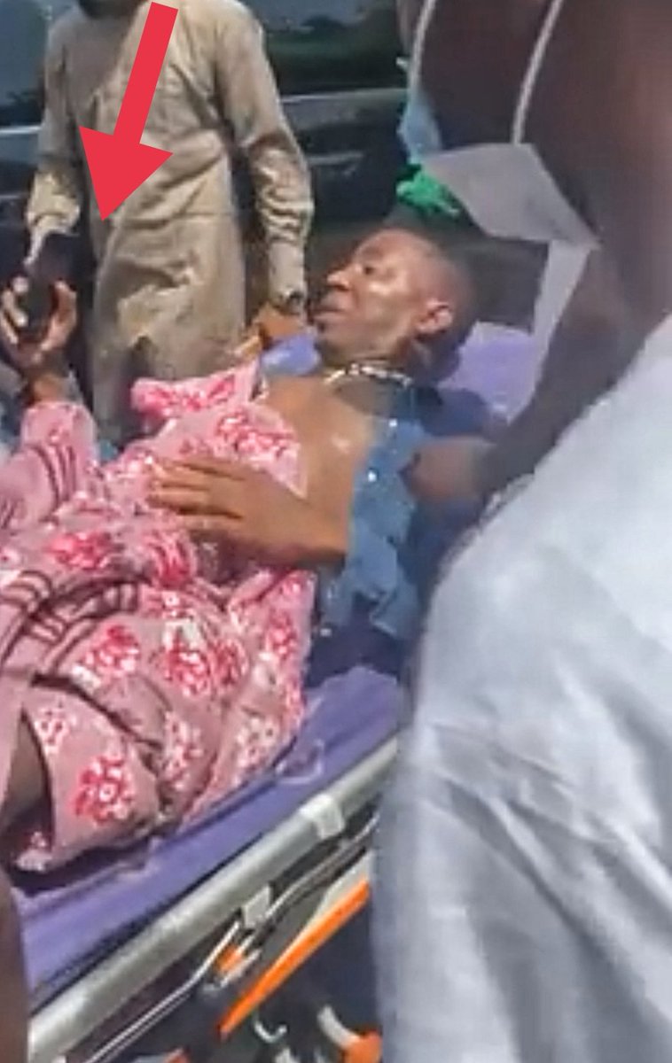 AdabanijaQomaru's tweet photo. Omoyele Sowore who was reportedly shot at close range by the Nigeria Police according to comrade  Deji Adeyanju was seeing still holding tight to his mobile handset even while he was on the wheel to the hospital for treatment.

What actually is going on here? https://t.co/kqaK197xf2
