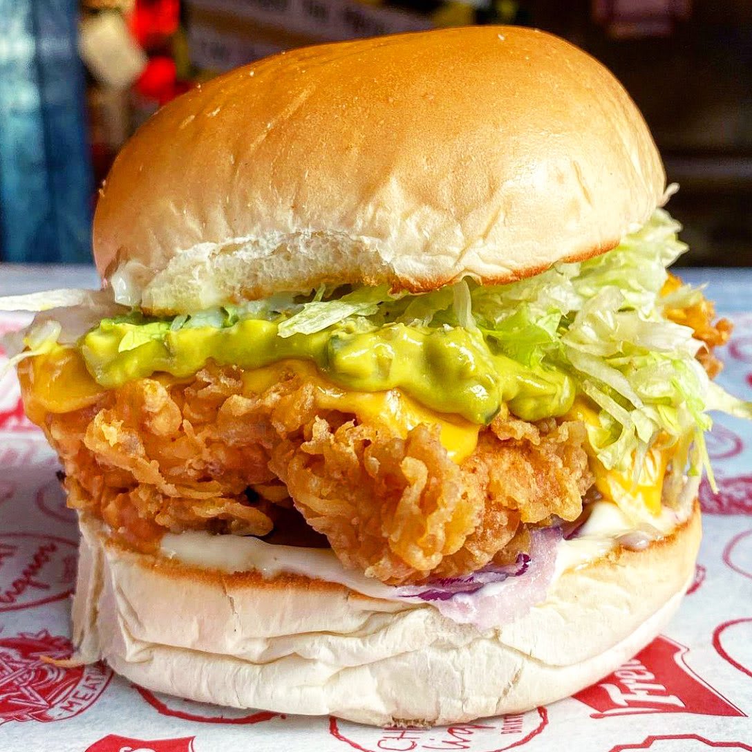 Suns out, buns out, you know how we do 😉🤩

CLUSTERCLUCK
🌶Fried breast
🌶Cheese
🌶Spicy green chili butter
🌶Red onions
🌶Mayo 
🌶Lettuce