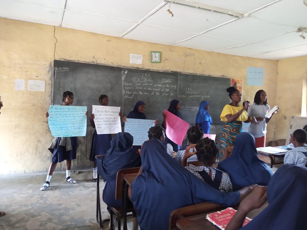 VARCENigeria's tweet photo. All persons with disabilities have the rights to be treated equally and be included.

Celebrating #MenstrualHygieneDay2021
with students of Osun State School for People with Special Needs Osogbo.
#NoMoreLimit #ItsTimeForAction
@UNFPANigeria @InvictusAfrica https://t.co/gIHGTj2ihP