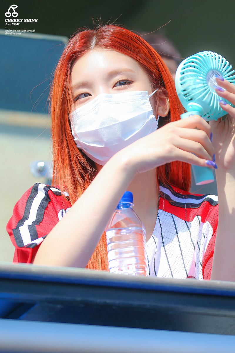 Yeji_Fan's tweet photo. 210530 예지 HQ
옞덩 더웡,, ㅠㅠ😂💦
#ITZY #있지 #YEJI #예지 
@ITZYofficial https://t.co/IaJVlMZfTa