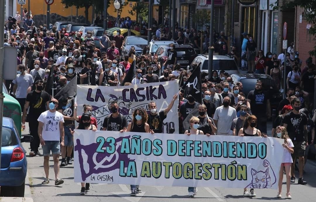 RebeldiaVK's tweet photo. La policía local irrumpió ayer en la @CSOlaCasiKa ilegalmente, sin orden judicial con el objetivo de desalojar e identificar, acabando con 3 detenidas. 

Nos intentan parar, pero la lucha no cesa. 

¡10, 100, 1000 CENTROS SOCIALES! 

✊🏽 Solidaridad y apoyo a las compañeras ✊🏽 https://t.co/nL8vdnggQc