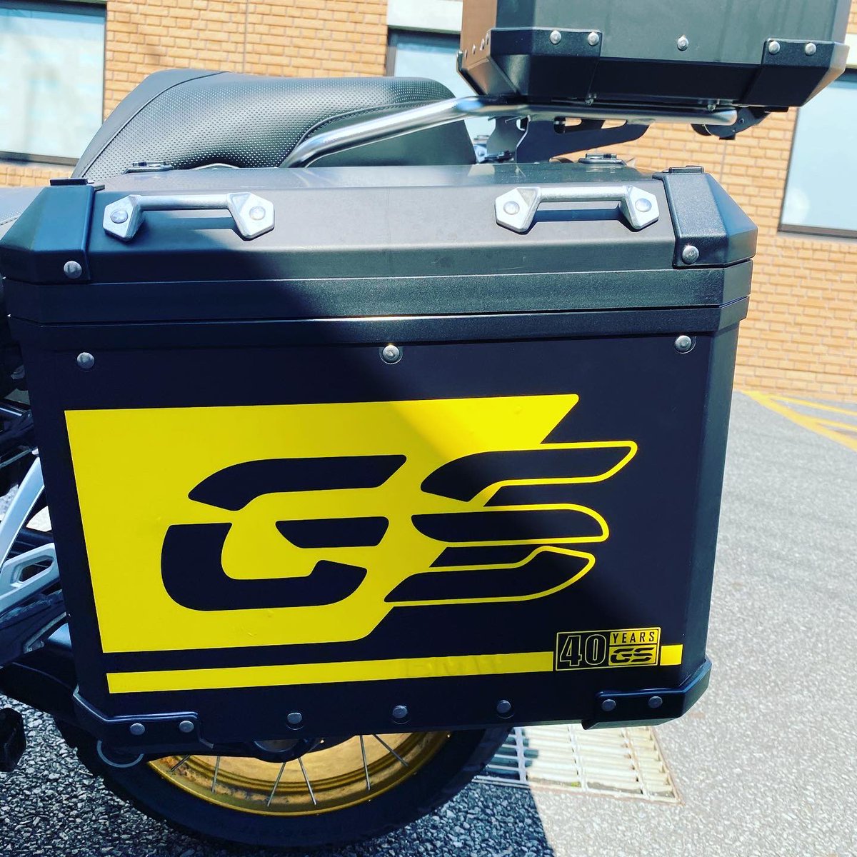 r1250gsbeginner's tweet photo. GS カスタム　デカール
両サイドのパニアケースのデカール���某サイトで注文して貼り付けました！
値段の割にかなりしっかりしていて満足です🙌

#r1250gs
#バイクカスタム
#デカール https://t.co/pHvlY1oWWX