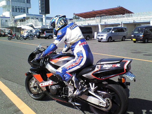 テイストオブツクバの前身のテイストオブフリーランスに出たり、CBR900RRに乗っていたりしました。絵の方は絵茶末期の頃だったみたいです。貼り付けてるのは15年前の2-3年前の絵茶のスクショ。
#おまいら15年前何してたよ 