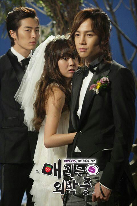 DiarioDeDoramas's tweet photo. Mi inicio fue #LoveRain con lo cual de seguido vi todo lo de #Sukkie, #MaryStayedOutAllNight, otro clásico donde la música estaba muy presente, además de #KimJaeWook que años más tarde me di cuenta que era él. 
Este drama sí que me gustó, hoy día ni me lo planteo https://t.co/ivgJEHz4m5