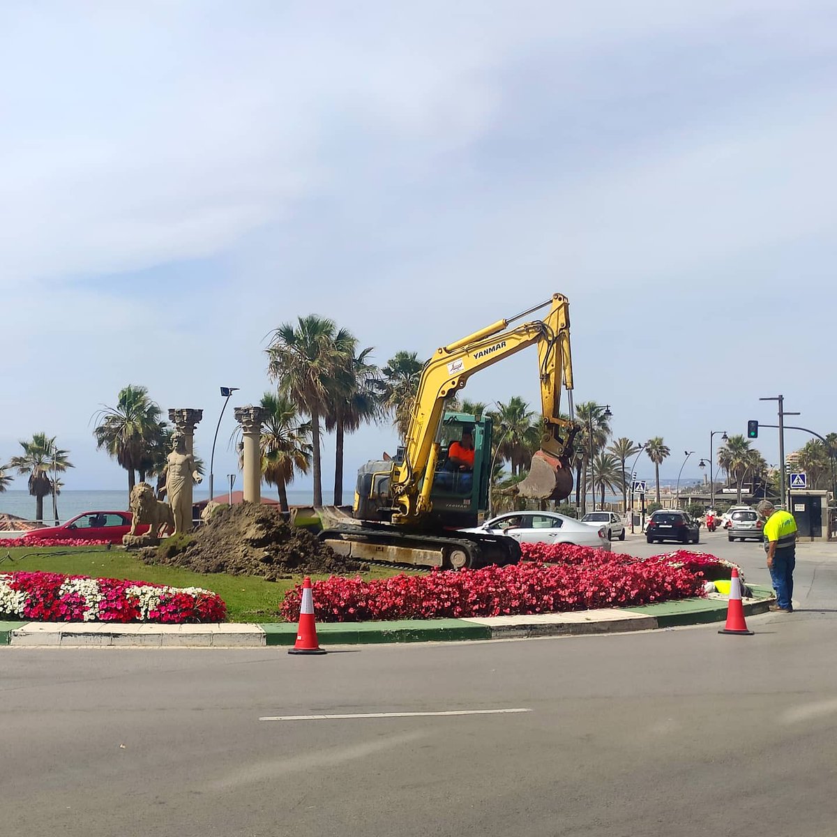 AytoEstepona's tweet photo. Hemos comenzado las obras de mejora  en la red de abastecimiento de agua en el entorno de la avenida Litoral. La concesionaria @InfoHidralia realiza los trabajos que beneficiarán a 18.000 vecinos de la zona. #BuenaGestiónEstepona https://t.co/xeibTmI1yw