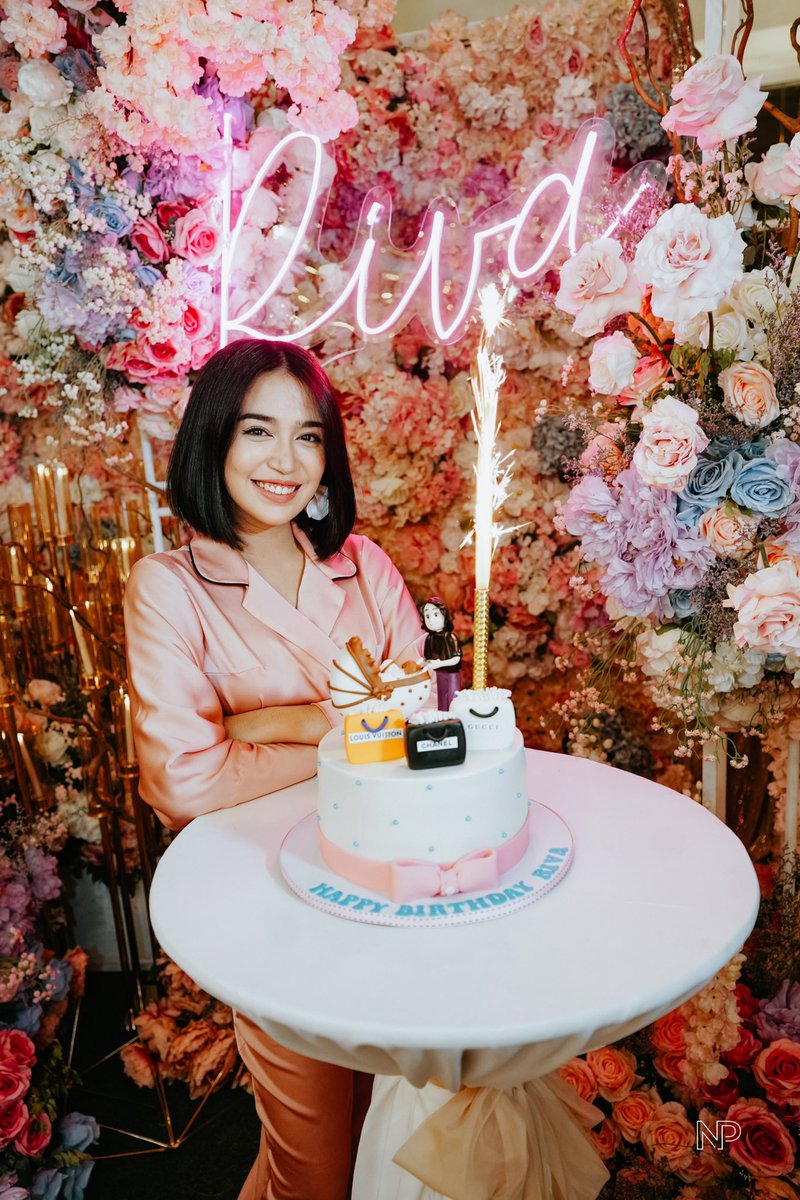 RivaQuenery_'s tweet photo. BEST BIRTHDAY EVER!! 💖✨ https://t.co/t8d2vK7zWJ