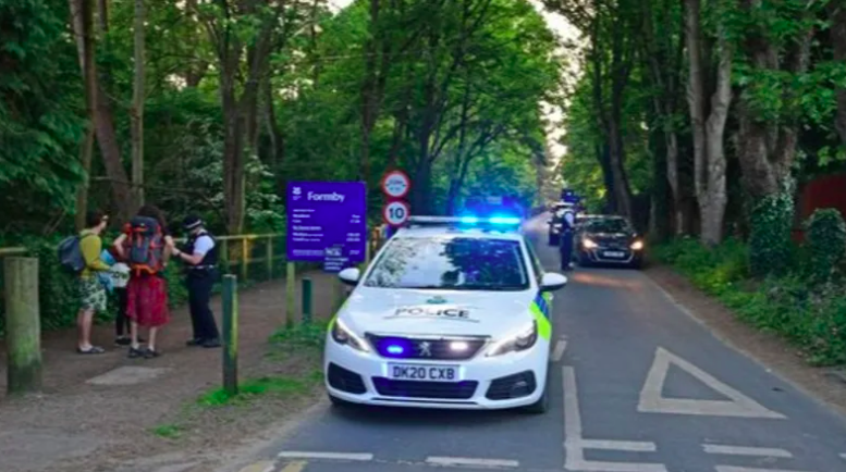 GranadaReports's tweet photo. Latest: Man, 20, fighting for his life after stabbings on Formby Beach. Police say it was an 'unprovoked attack'
https://t.co/CbsN3DWKbu https://t.co/tRpUmcJjBB