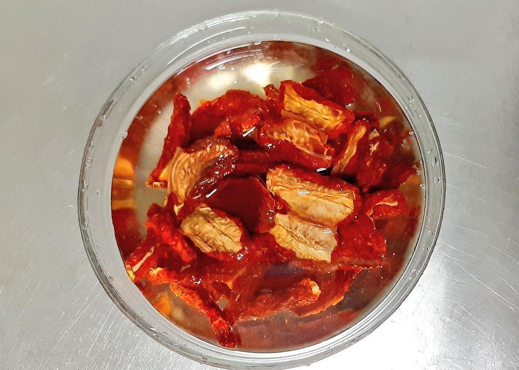 Xelo_Berna's tweet photo. Ayer estuve en mi campo y casi me vengo con la preelaboración hecha para el #menú de esta semana😅 Hojas de higuera para el papillote de pescado, romero y unas flores de apio(de los que se nos han espigado ya) preciosas!! Bola extra:masa brioche y tomates a remojo.A por Junio🔥🔥 https://t.co/cQITnaO8Us