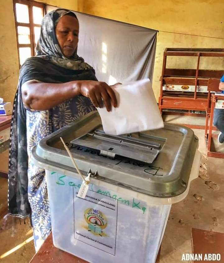 Moh_eaman's tweet photo. Doorashada #Somaliland oo si habsami ah u soocota. Ku dhawaad saddex kun oo goobood ayaa laga codeynayaa. https://t.co/VMDDjdHwVH