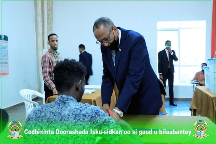 Moh_eaman's tweet photo. Doorashada #Somaliland oo si habsami ah u soocota. Ku dhawaad saddex kun oo goobood ayaa laga codeynayaa. https://t.co/VMDDjdHwVH