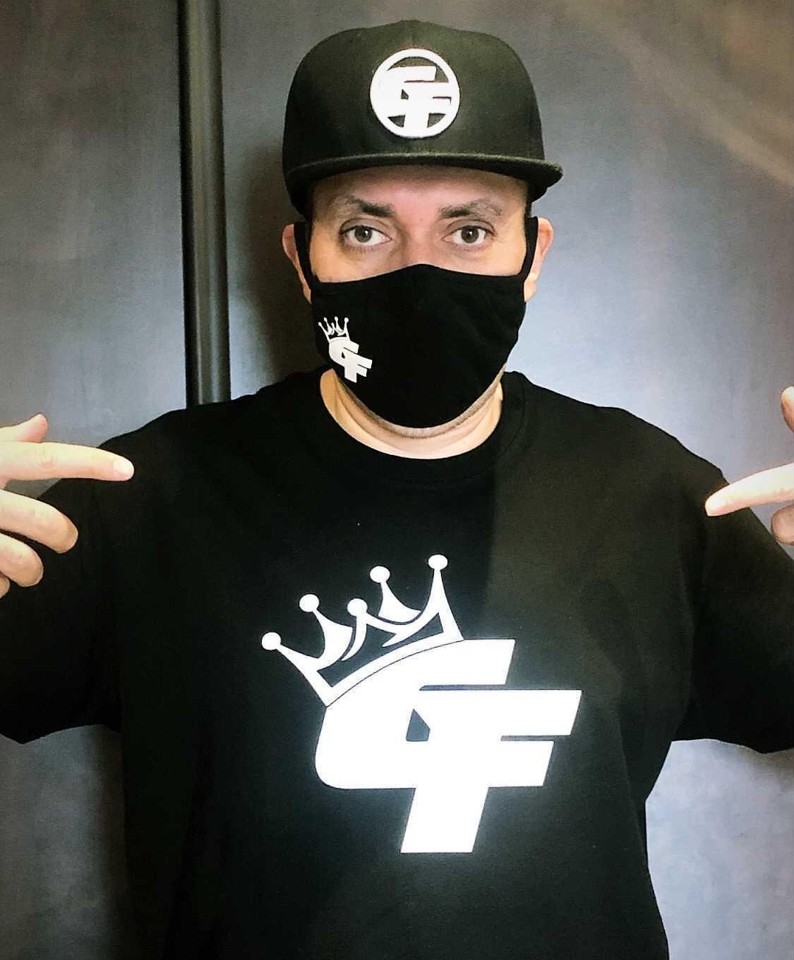 Peace to you all!!! Go #Follow my family <a href="/EastarzWear/">Eastarz Wear</a> asap, he has some dope gear! I have a #NoJusticeNoPeace shirt for years now from this brand, and the quality is just top! #gear #streetwear #mask #caps #FrenchTouch #Fashion Check it out!!