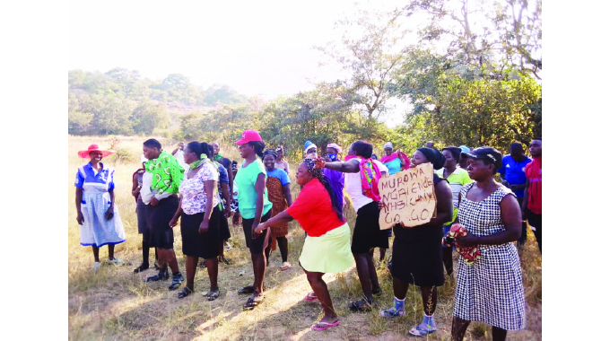 hansmerket's tweet photo. In Sese, #Zimbabwe, villagers vow to press ahead with demonstrations until #Murowa #Diamonds stops exploration activities, leaves their ancestral home and starts negotiations with them https://t.co/EevnMyzTnc https://t.co/FBtJPrbVoh