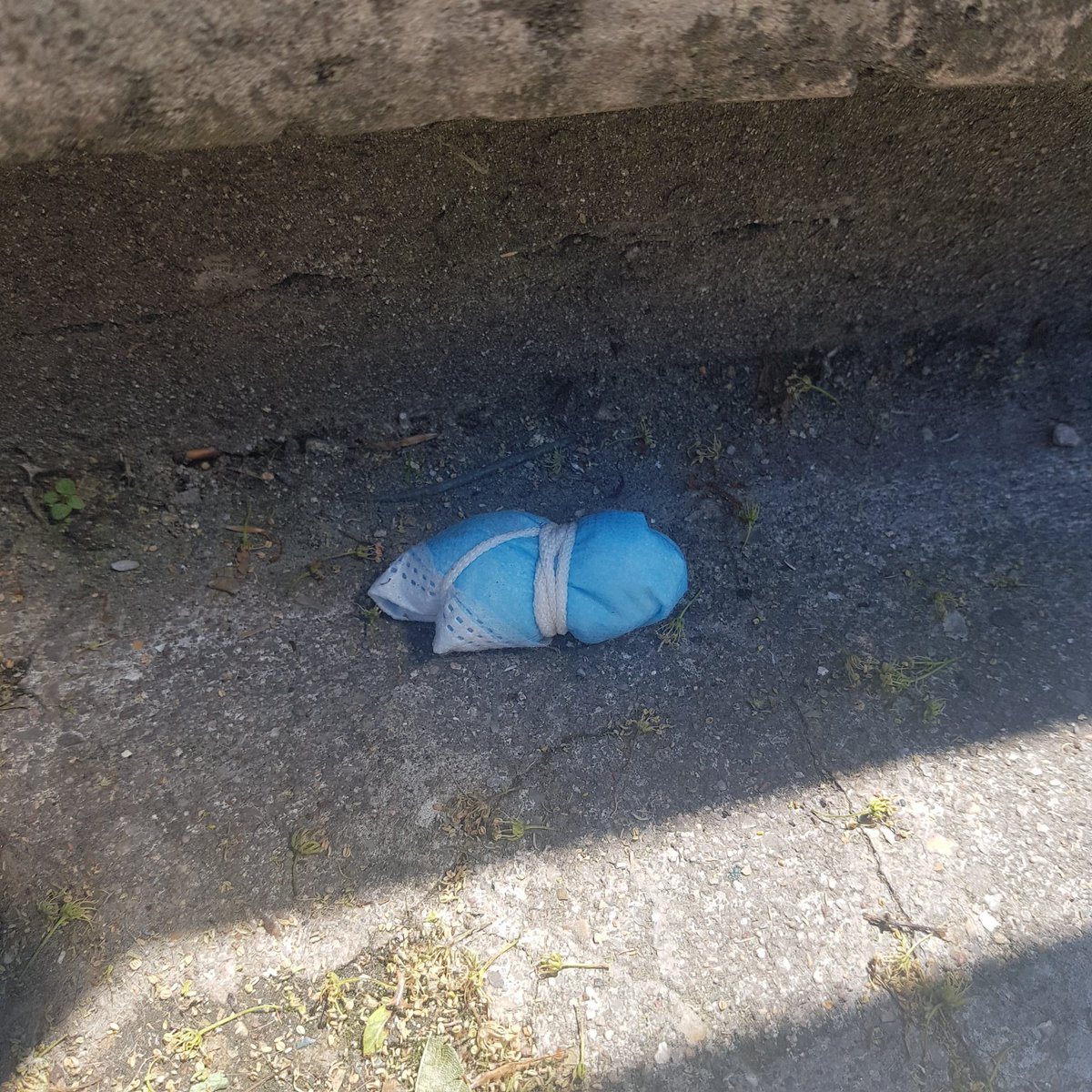 BSirsalane's tweet photo. #MasqueJetable qui pollue discrètement l'environnement...

#thermoplastique #plasticpollution #Puteaux https://t.co/kRa7eM0Hms