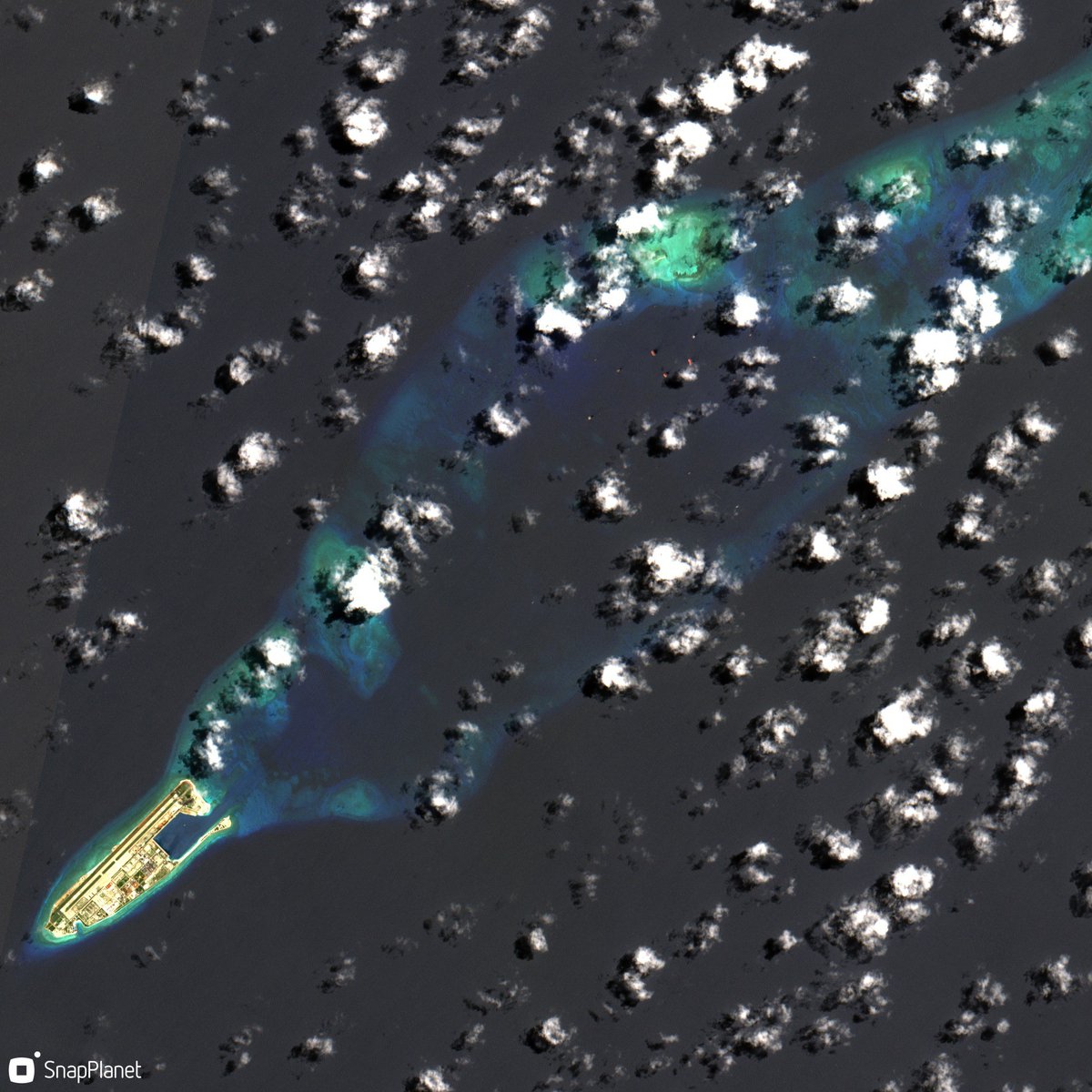 supbrow's tweet photo. 31 May, 🇪🇺#Sentinel2 over #FieryCrossReef.
Note the groups of likely fishing vessels & #PAFM clustered at anchor in the northern part of reef.
@AndrewSErickson
@duandang
@OSINT_1
@ryankakiuchan
thx @snapplanetio https://t.co/o4kCCSY1qS