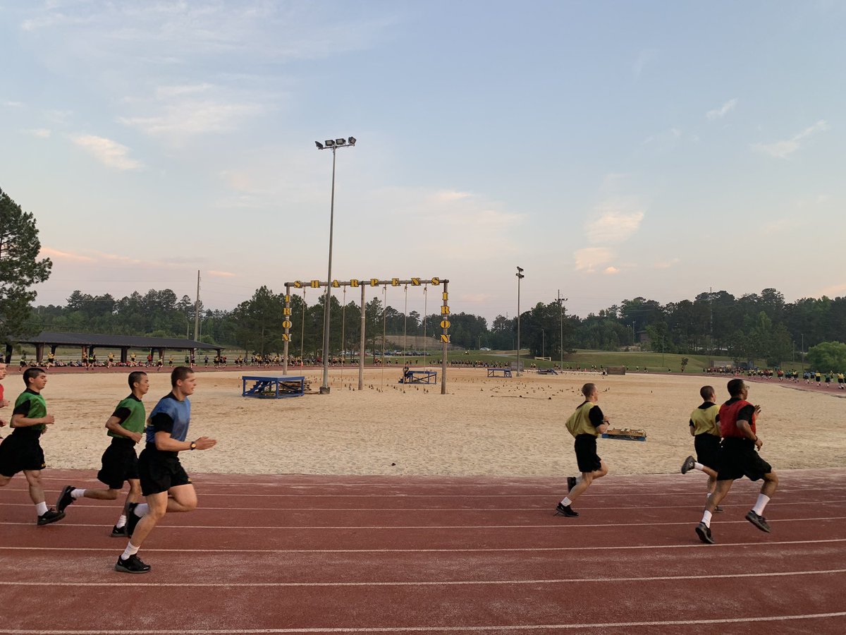 piflynn9's tweet photo. The Iron Foot BN showed up to challenge themselves this morning in honor of Memorial Day! Cadre teaching over 800 Trainees what it means to #NeverForget. #stayoffthebench @197SLEDGEHAMMER @Dave_Hodne https://t.co/uOSDtKldJb
