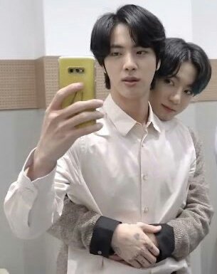 sunghyo067's tweet photo. 👤 : say "Seok"
🐰 : Seok
👤 : say "Jin"
🐰 : Jin
👤: say "hyung"
🐰 : Hyung
👤 : Ok, now say "Seokjin hyung"
🐰 :
👤 :
🐰 : Yeobo

#jinkook #kookjin #정진 https://t.co/n5R4s650Am