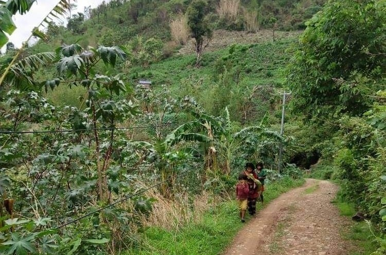 spring21MM's tweet photo. Unarmed Civilians have to flee again due to Military terrorists' heavy artillery fire at the white-flagged IDP camp in #Esakhan village,#Mindat Township, Chin State. 
-Many civilians have been facing difficulties due to terrorists.
#May31Coup
#WhatsHappeningInMyanmar 
#HelpMindat https://t.co/tRZvyJ5YFm