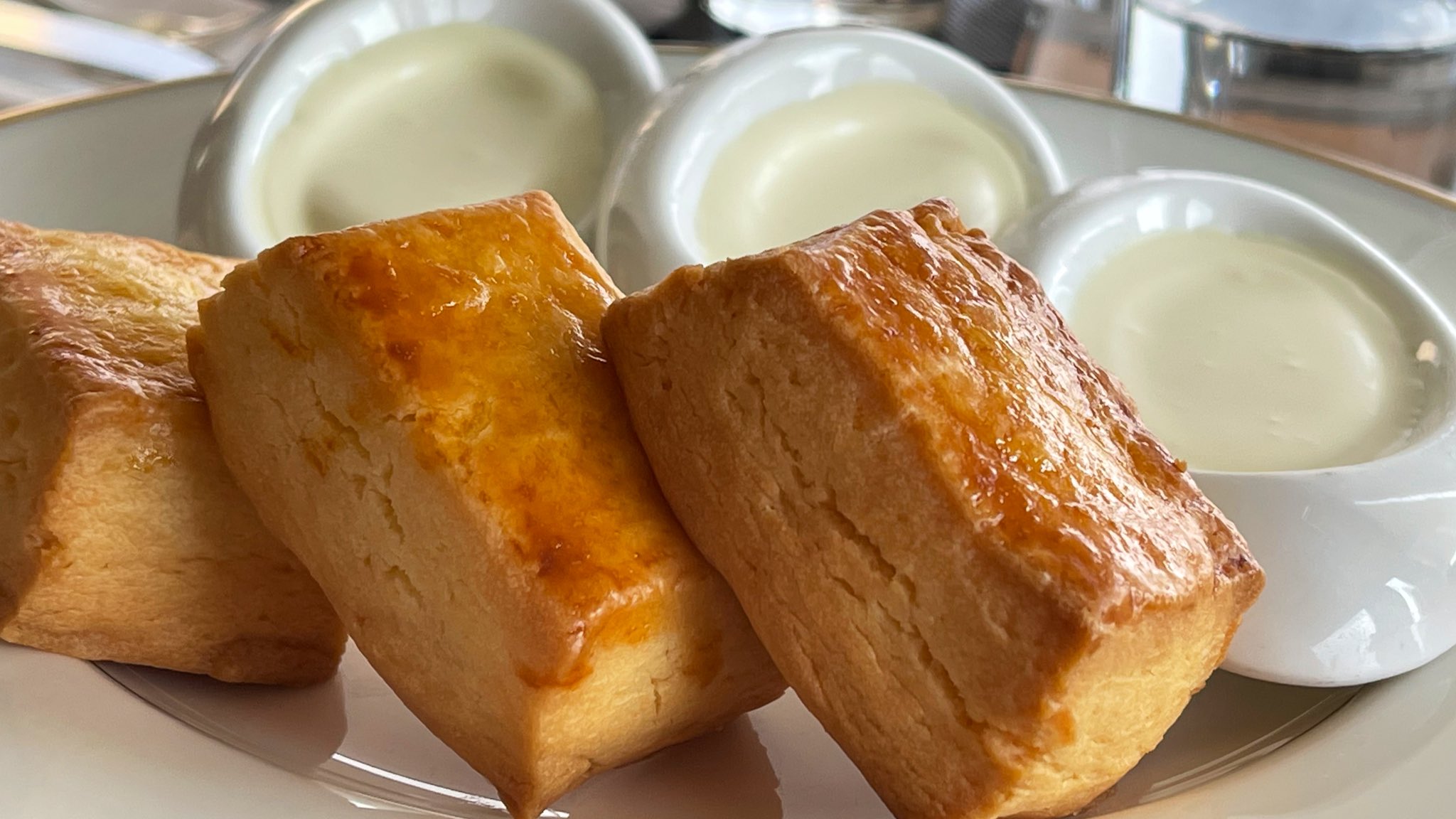 ベンじい 出来立ての焼き菓子は最高に圧倒的に美味しい そんな中で都内で食べられる頭ひとつ抜けたスイーツが リッツ東京の スコーン 沖縄も美味しいが 東京のレベルの高さはヤバい リッツはこれだけ食べればいいというぐらいの美味しさ 焼き立て