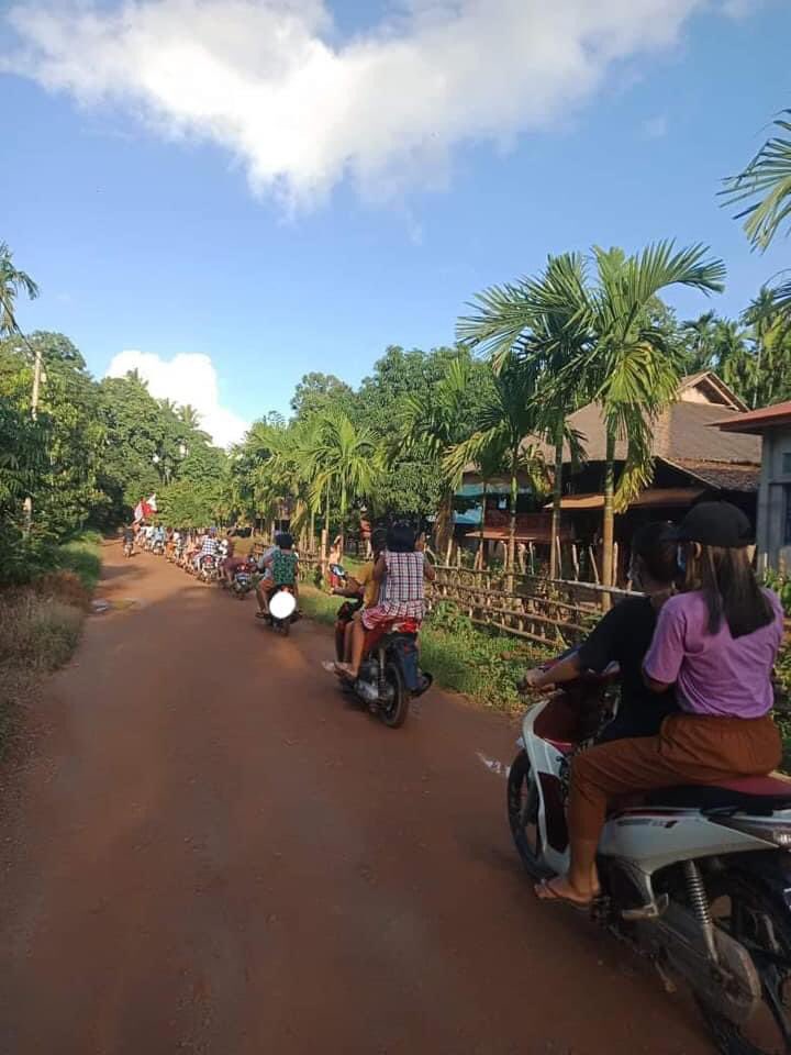 People in #GawIn village #Launglon township took to the streets with motorcycles to defy military rules on the afternoon of May 31. #WhatsHappeningInMyanmar #May31Coup #MilkTeaAlliance