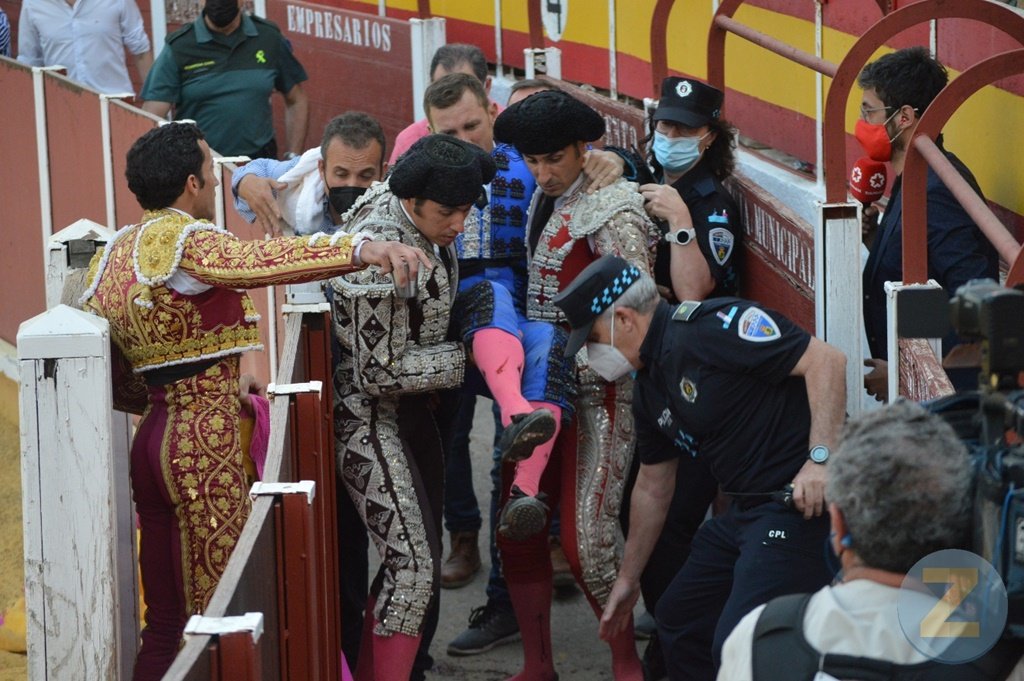 SplClm's tweet photo. Impecable la reacción de dos de mis compañeros, tras correr un toro a un banderillero. Presteza, prontitud y buen hacer, que a buen seguro les ha llenado de satisfacción, como a la mayoría de nosotros. ¡Orgulloso de ser Policía Local! https://t.co/OcIePM771I