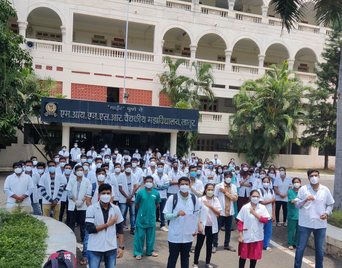 Harshvardhanj7's tweet photo. #MIMSR #Latur येथे डॉ.राहुल पवार यांना श्रद्धांजली व शासनाचा निषेध म्हणून काळी फीत बांधून आज आंदोलन करण्यात आले.

विमा सुरक्षा व ��ोरोना मानधन सर्व #interns ला मिळालेच पाहिजे.
#JusticeforDrRahul #SavetheSaviour #MahaGovtBetrayedDoctors
@of_interns @AmitV_Deshmukh  @CMOMaharashtra https://t.co/7zE9LSxarl