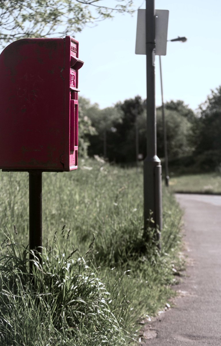 UnderdogPhotog1's tweet photo. 'Her Majesty's Post Box' 

#StillLife #Photography #photographyislife #PhotographyIsArt 
#Perspective #RoyalMail #PostBox 

#AnimisticUnderdog
#UnderdogPhotography https://t.co/w4En7L5xRv