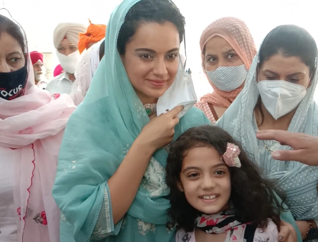 Chotikangna's tweet photo. Finally got opportunity to meet Kangana Ma'am in Amritsar https://t.co/REnaCoJmZk