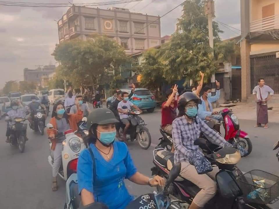 #Mandalay Coalition staged the Sunset strike against the dictator on Manaw Hari Road.
#May31Coup
#WhatsHappeningInMyanmar