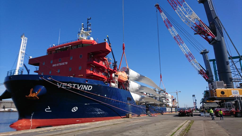 Les premières pales des éoliennes du #ParcEolienEnMerStNazaire sont arrivées et sur le point d’être déchargées. 🚢
Elles seront stockées sur le site d’assemblage jusqu’à leur installation en mer courant 2022. 👷‍♀️👷‍♂️
👉 ouest-france.fr/pays-de-la-loi…
📷 : <a href="/VeroniqueCouzin/">Véronique Couzinou</a>