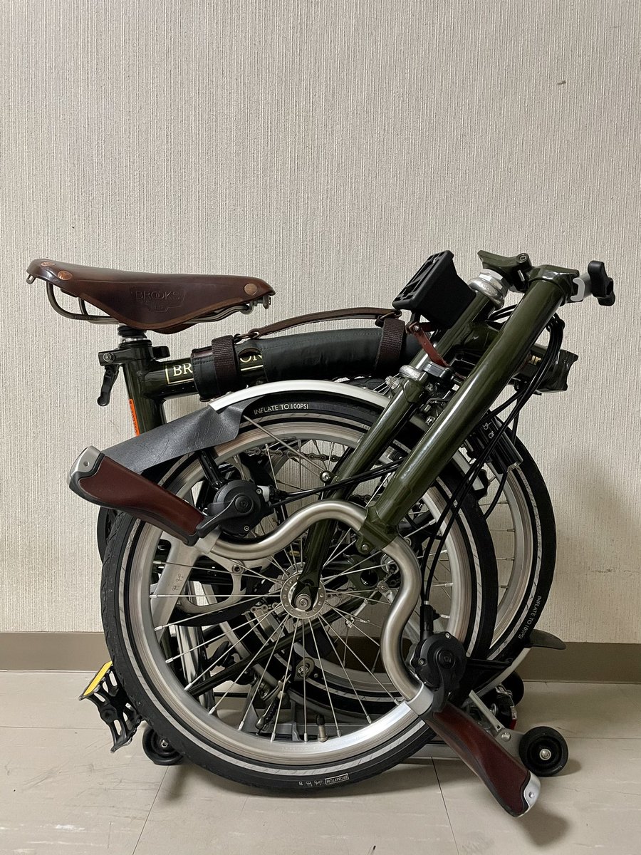 Satoshi80919241's tweet photo. 愛車紹介
ブロンプトンM6R  バブアーモデル
カスタムは純正の雰囲気を残しつつ
軽量化
購入当時に比べたらだいぶ軽くはなったけどまだまだ重い💦
主に休日・旅用
#ブロンプトン https://t.co/cdrU8V33Gw