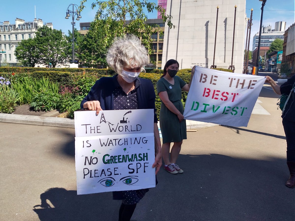 DivestSPF's tweet photo. ✊We're here outside Glasgow City Chambers to tell @GlasgowCC councillors from the pension fund committee to divest over £500 million from climate-wrecking oil & gas companies. #plantodivest #ClimateJustice #buildbackbetter https://t.co/xx0HlsjXKX