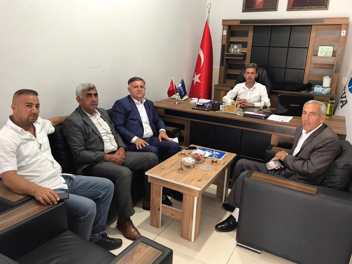DerikDeva's tweet photo. Bu gün Deva Derik ilçe binamıza bizleri ziyaret gelen Metina aşiret. Dernek başkan sayın Aydın Pirinççioğlu ve yünetimi ile yukar veteveran küy muhtarı sayın Celal yetiştiren beyi bizleri ziyaret etti kendilerine teşekkür ediyoruz #seydodem #mahmutaba #mardindeva #derikdeva https://t.co/enVYLiIeNd