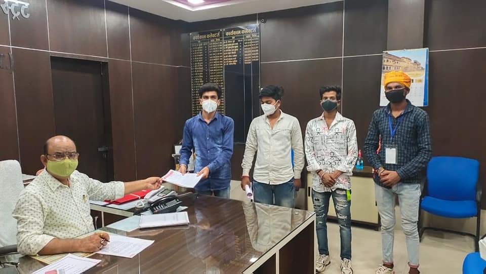 Utkarsh70788114's tweet photo. 12वीं में अध्ययनरत छात्रों के भविष्य को ध्यान में रखते हुए परीक्षा का निर्णय करने हेतु आज अभाविप शहडोल के कार्यकर्ताओ ने स्कूल शिक्षा मंत्री के नाम शहडोल कलेक्टर  को ज्ञापन सौंपा। https://t.co/RGUYNhcM80