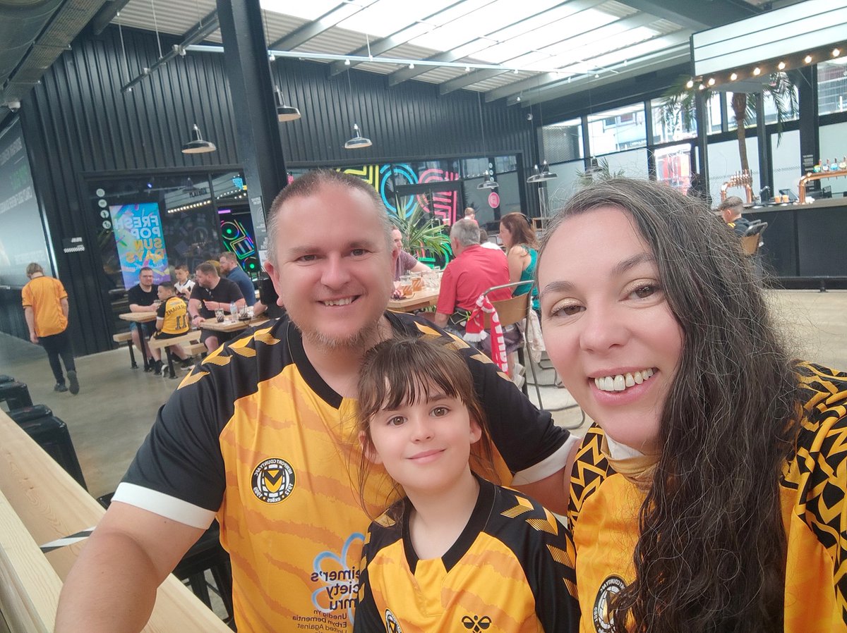 LeanneAndrews22's tweet photo. #BOXPARKFANZONE #UTC #WEMBLEY @NewportCounty @Boboboooooo π§‘π€ https://t.co/Rmm7rfBCF4