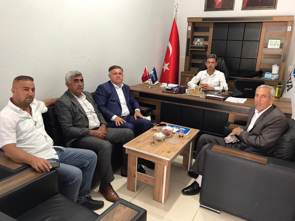 DmSeydo's tweet photo. Bu gün Deva Derik ilçe binamıza bizleri ziyaret gelen Metina aşiret Dernek başkan sayın Aydın Pirinççioğlu ve yünetimi ile yukar veteveran küy muhtarı sayın Celal yetiştiren beyi bizleri ziyaret etti kendilerine teşekkür ediyoruz #seydodem #mahmutaba #mardindeva #derikdeva https://t.co/D0Jg8jFmgB