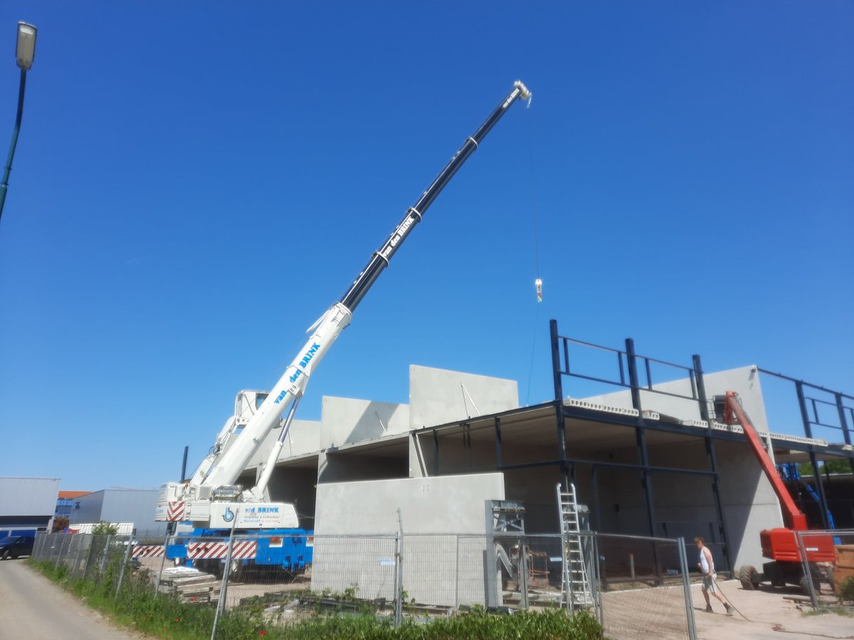 betontrap's tweet photo. Mooie telescoopkraan van Brink in Soest bezig met #betonvloeren en #betonwanden van @MultiBetonBV uit Vianen. 
#bedrijfsbouw #bedrijfshuisvesting #units https://t.co/WMN72lKWtY
