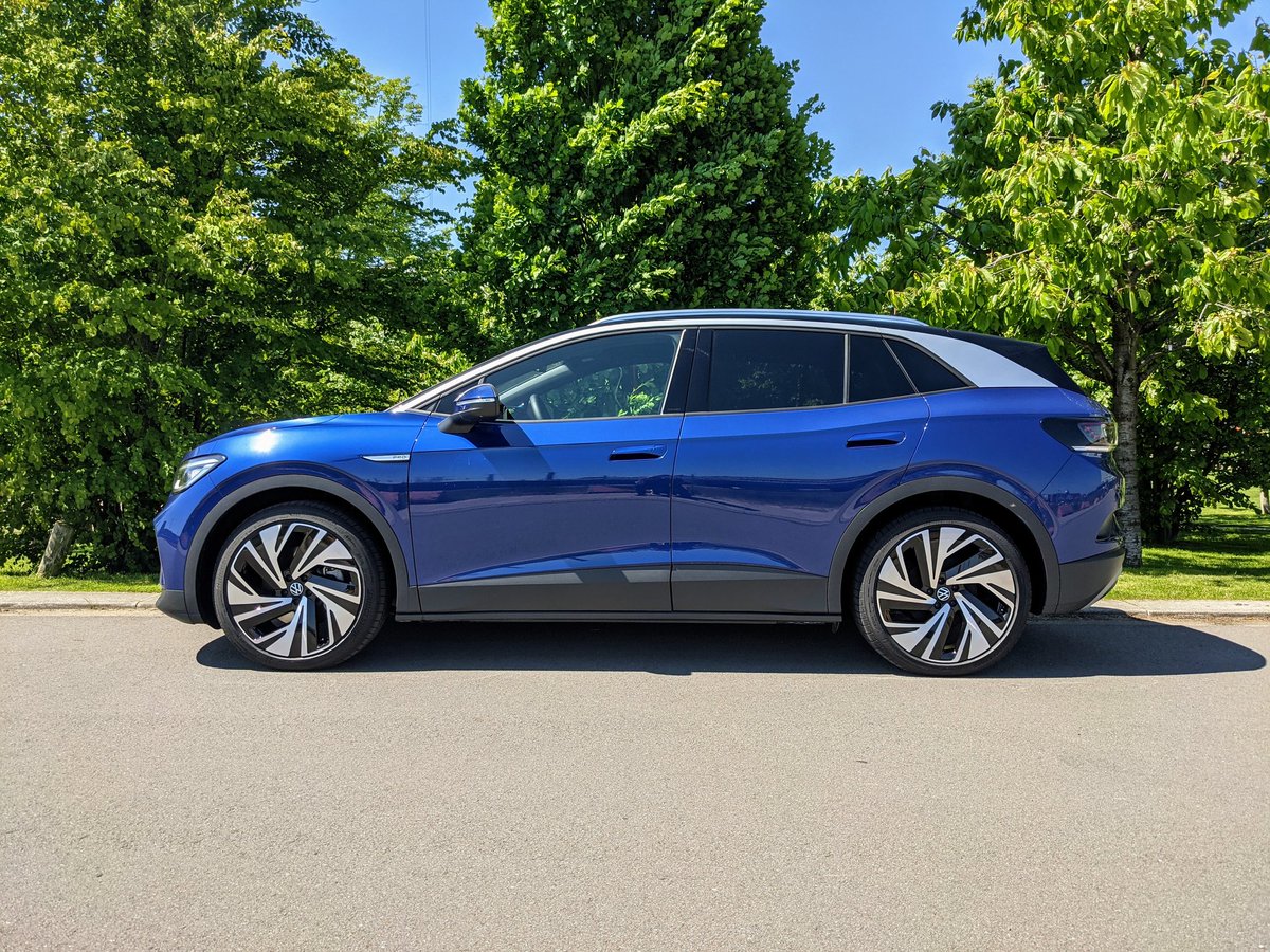 c_schwarzer's tweet photo. Willkommen, @VW #ID4! Erster Eindruck: Ein fein verarbeiteter Smoothie. Aber bei Software und Antrieb ist der @BMW #iX4 klar dynamischer. Mehr demnächst bei @heiseautos #BEV #Elektroauto https://t.co/l7ihTtyqEO