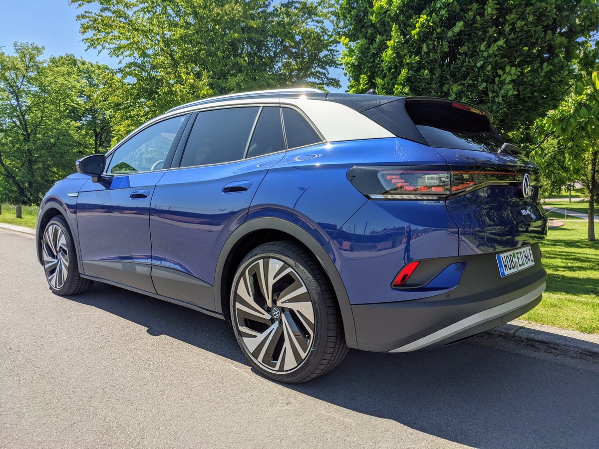 c_schwarzer's tweet photo. Willkommen, @VW #ID4! Erster Eindruck: Ein fein verarbeiteter Smoothie. Aber bei Software und Antrieb ist der @BMW #iX4 klar dynamischer. Mehr demnächst bei @heiseautos #BEV #Elektroauto https://t.co/l7ihTtyqEO