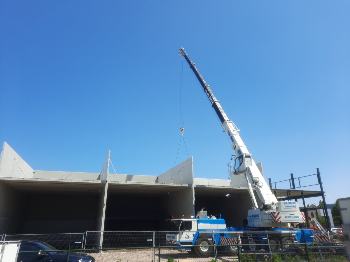 betontrap's tweet photo. Mooie telescoopkraan van Brink in Soest bezig met #betonvloeren en #betonwanden van @MultiBetonBV uit Vianen. 
#bedrijfsbouw #bedrijfshuisvesting #units https://t.co/WMN72lKWtY