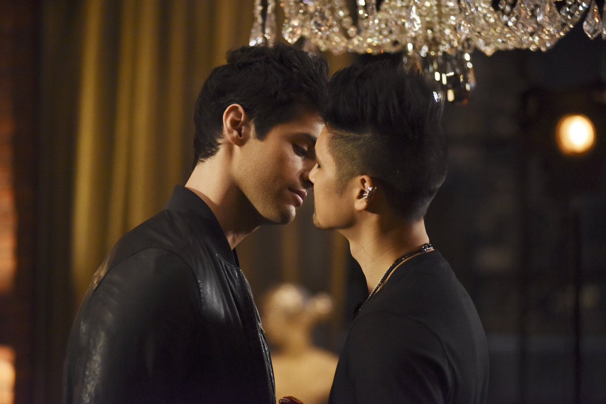 xiaozhanthebest's tweet photo. ดู #shadowhunter 4 SS รวด บอกเลย #malac ฟอเอเวอออ ละมุนละไมมาก โคตรอิจฉาความรักแบบนี้เลย อ๊ากกกกกกกกกก เขินๆๆๆ https://t.co/87Ulh61t9T
