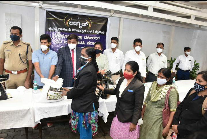 UmeshaTweetsAKB's tweet photo. Sr advocate of #mysuru #lawguide venkatesh distributed #Corona time food kits to 500 #advocates. mp @mepratap @dcp, @mysurucorp commissioner attended function...
@AndolanaMysore
@CMofKarnataka
@STSomashekarMLA @MysuruMemes 
@anil_nanjangud
@DrPushpaAmarnat
https://t.co/Ggyl5YrGJK https://t.co/mglJDa5fpo