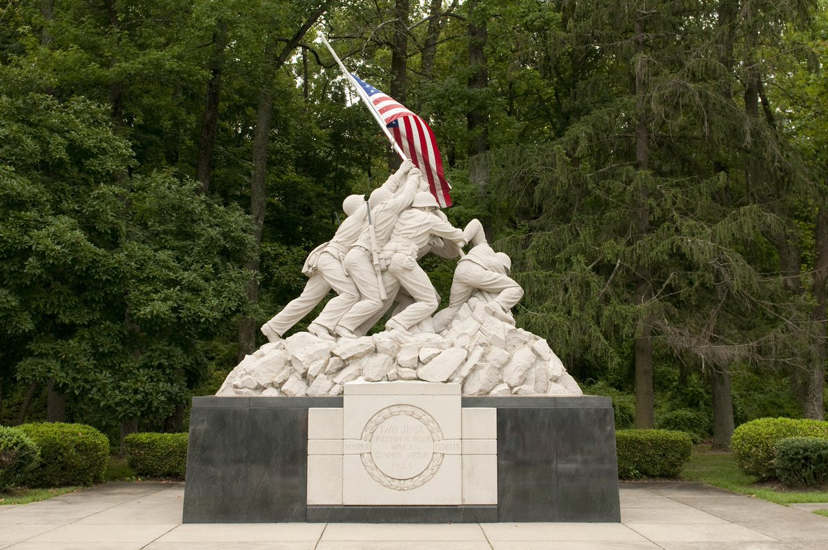 VisitPWC's tweet photo. Half a block from the National Museum of the Marine Corps, stands a memorial statue of the rising of the U.S. flag on Iwo Jima. This Memorial Day, remember to pay tribute to our many fallen American heroes. Thank you for your service. 

#visitpwc #memorialday #rememberthefallen https://t.co/Lz9CrwmUmq