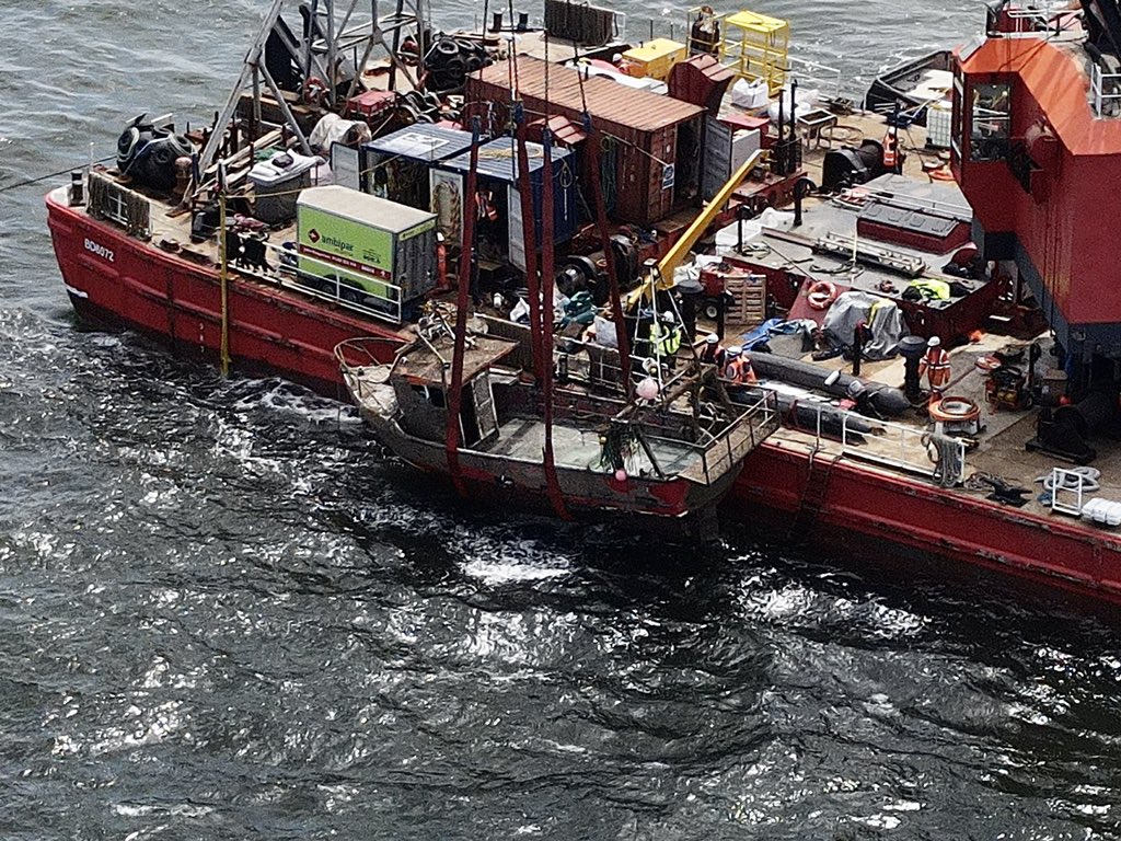 azzlennox's tweet photo. Fully arisen from the water, The tug boat has now made a move to the rear of the crane! #NicolaFaith https://t.co/fsvPhoJh6F