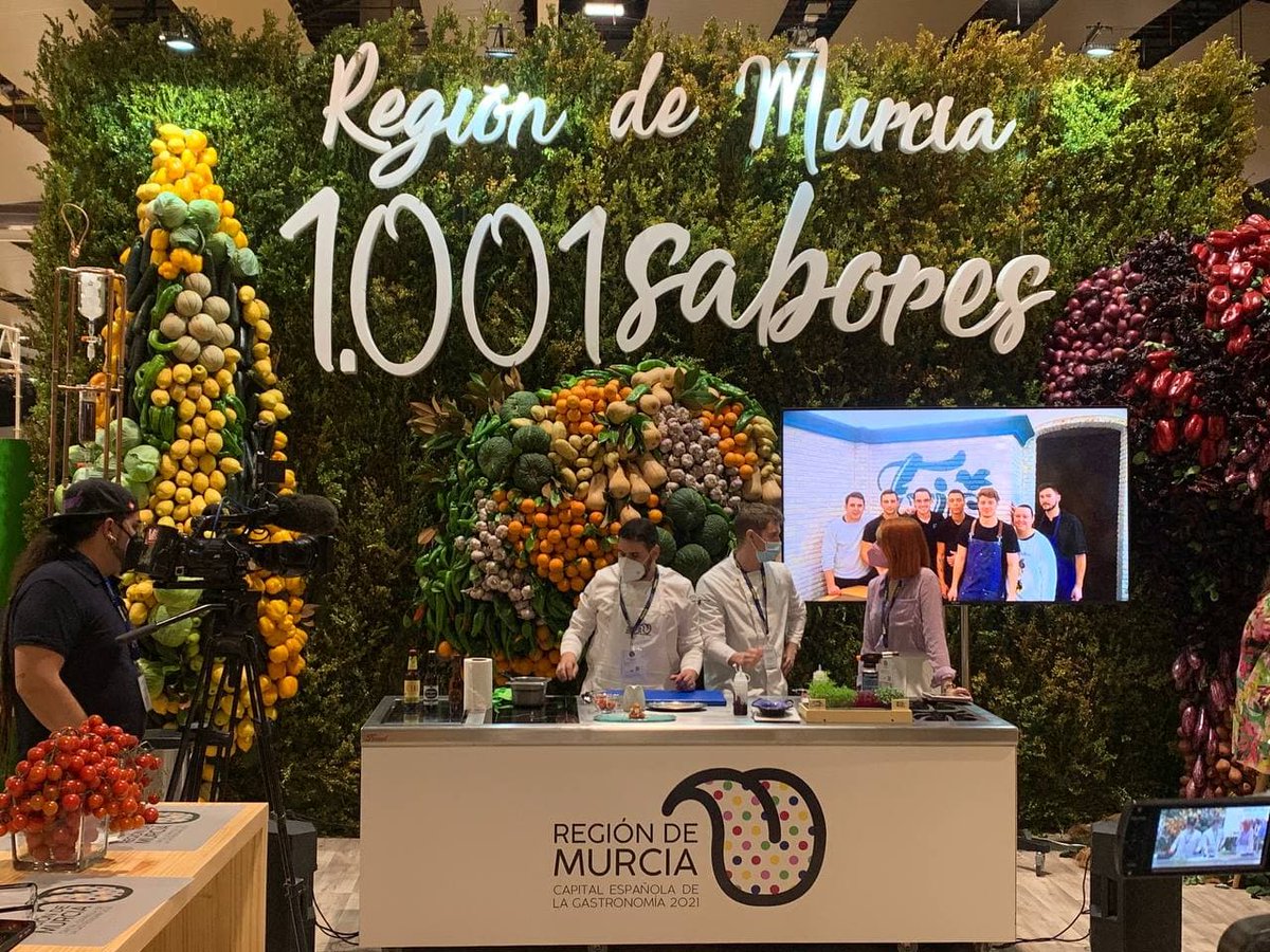 Murcia_Gastro's tweet photo. Ruben Delgado y Alfonso García de #Txio Restaurante en #SanJavier nos presentan su showcooking “Mi Mar Menor de Salazones”. 🌊 En él nos muestran a través de sus tres platos, la técnica del Salazón. 😍🐟

Directo 👉 https://t.co/o391ut3SUT

#RegiónDeMurciaCapitalGastronomía2021 https://t.co/0y7kDGvEmw