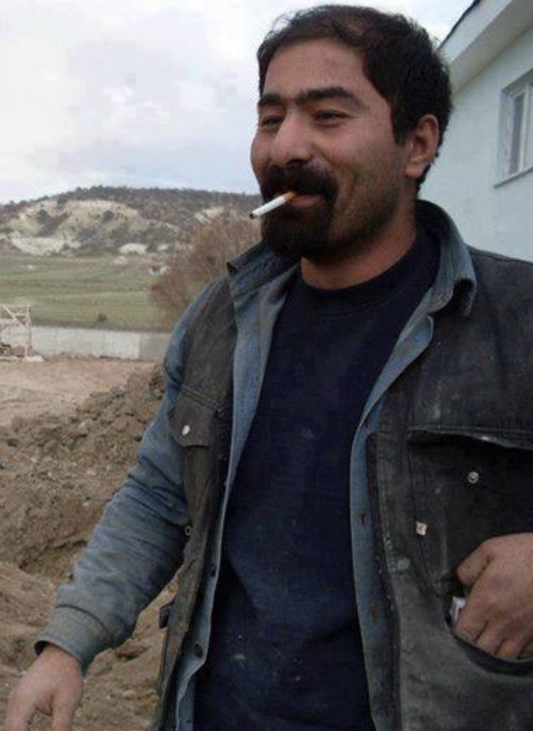 Ethem’le hoş bir hikayemiz vardı; çok uzun zaman geçirmedik ama hayatımın en zor günlerinde, nasıl güzel bir hatırası olduğunu anlatmak isterim. Bana değerli bir kardeş, kızıma kahraman bir ‘dayı’ olduğu hikayemizi...

#EthemSarısülük