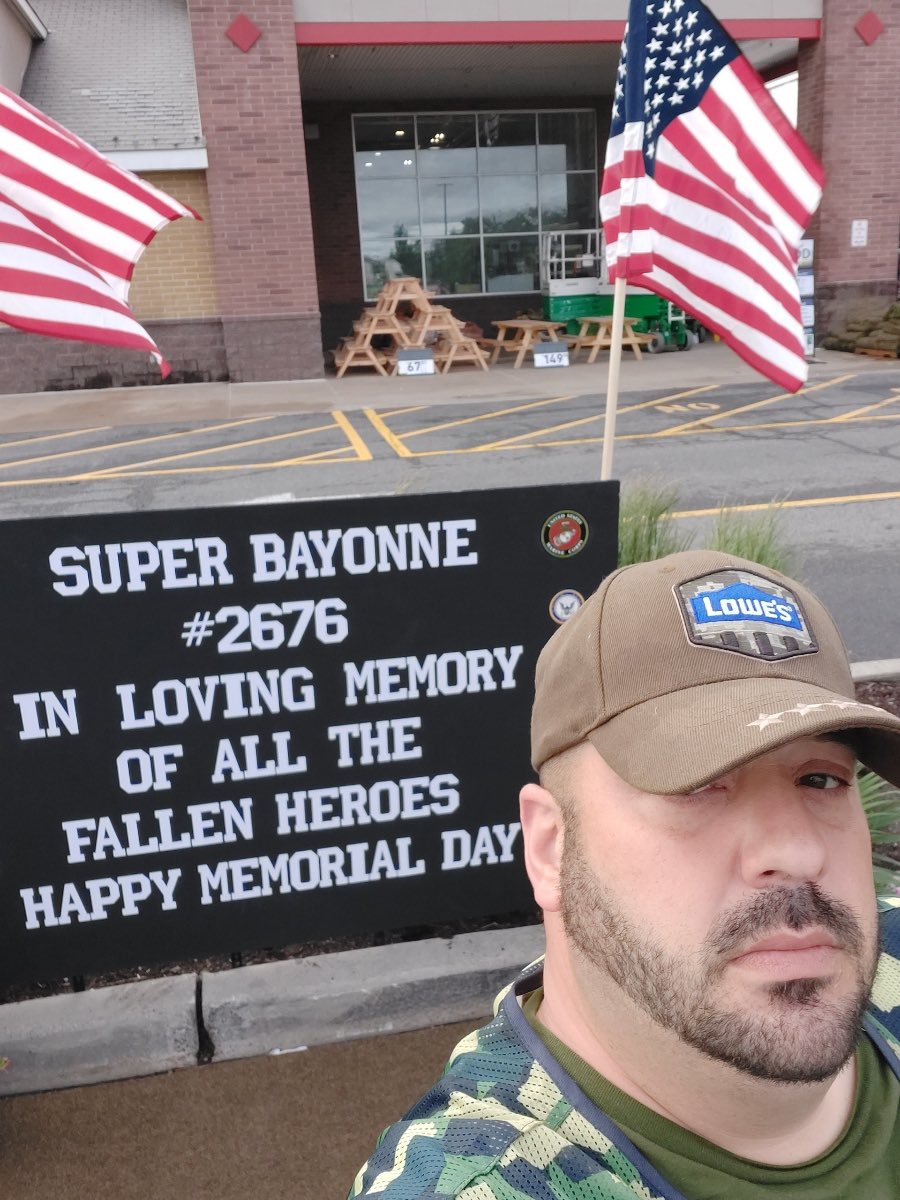 RobinRGRAHAM1's tweet photo. Lowe’s Super Bayonne, store #2676 honoring our veterans. https://t.co/EEvAiXswXn