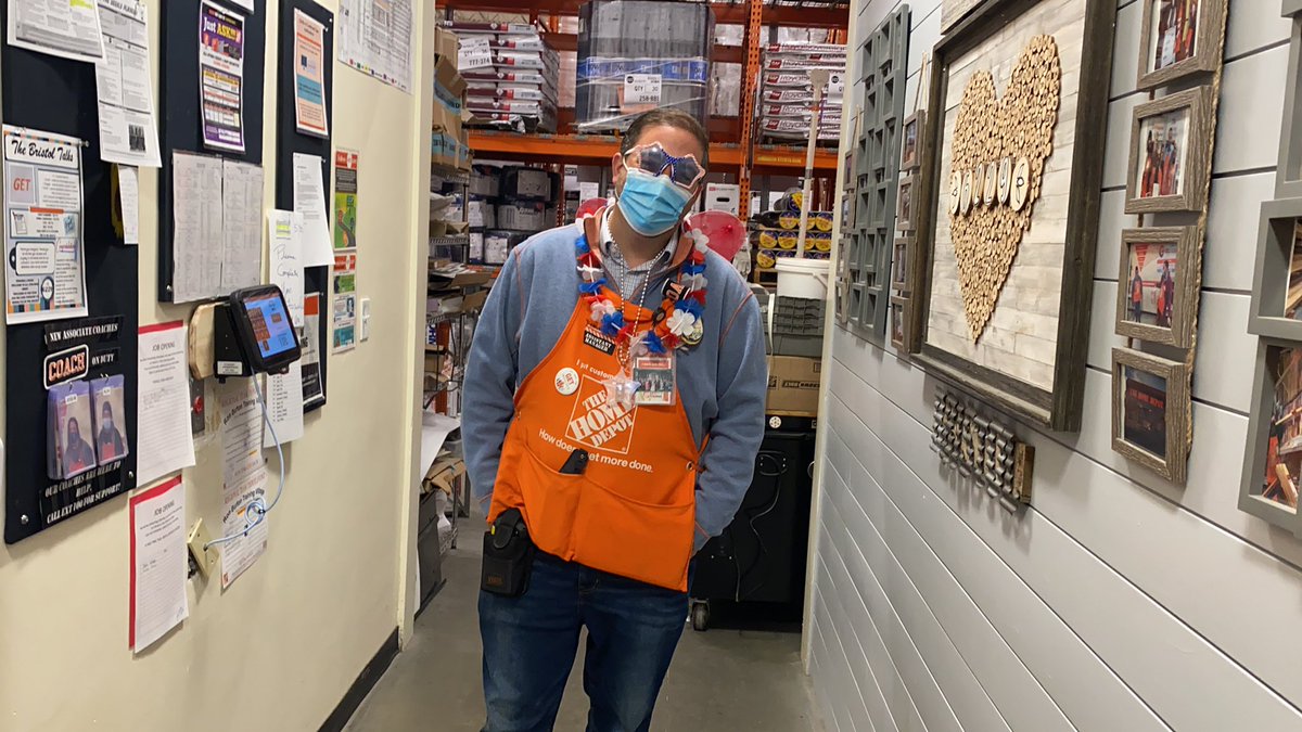 Rachel44215653's tweet photo. Dom is ready for the customers! #thefine29 https://t.co/BJk1by9KcS